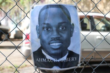 Columbus Ohio 1 Mayıs 2022 Kolomb şehir merkezi yakınlarındaki bir anıtta adaletsizlik, ırkçılık ve polis vahşetiyle yaşamlarını yitiren Afrikalı erkek ve kadınların sayısız fotoğraflarını gösteriyor..