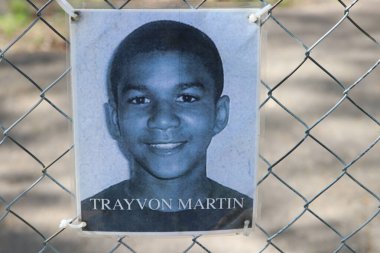 Columbus Ohio 1 Mayıs 2022 Kolomb şehir merkezi yakınlarındaki bir anıtta adaletsizlik, ırkçılık ve polis vahşetiyle yaşamlarını yitiren Afrikalı erkek ve kadınların sayısız fotoğraflarını gösteriyor..