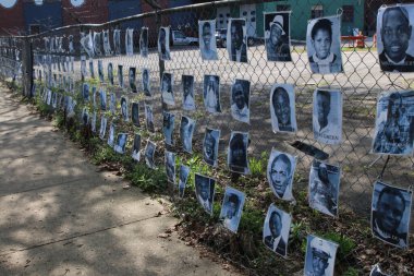 Columbus Ohio 1 Mayıs 2022 Kolomb şehir merkezi yakınlarındaki bir anıtta adaletsizlik, ırkçılık ve polis vahşetiyle yaşamlarını yitiren Afrikalı erkek ve kadınların sayısız fotoğraflarını gösteriyor..