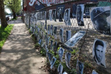 Columbus Ohio 1 Mayıs 2022 Kolomb şehir merkezi yakınlarındaki bir anıtta adaletsizlik, ırkçılık ve polis vahşetiyle yaşamlarını yitiren Afrikalı erkek ve kadınların sayısız fotoğraflarını gösteriyor..