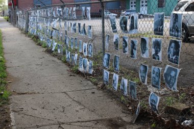 Columbus Ohio 1 Mayıs 2022 Kolomb şehir merkezi yakınlarındaki bir anıtta adaletsizlik, ırkçılık ve polis vahşetiyle yaşamlarını yitiren Afrikalı erkek ve kadınların sayısız fotoğraflarını gösteriyor..