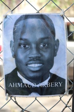 Columbus Ohio 1 Mayıs 2022 Kolomb şehir merkezi yakınlarındaki bir anıtta adaletsizlik, ırkçılık ve polis vahşetiyle yaşamlarını yitiren Afrikalı erkek ve kadınların sayısız fotoğraflarını gösteriyor..