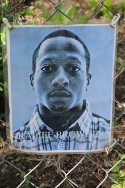 Columbus Ohio 1 Mayıs 2022 Kolomb şehir merkezi yakınlarındaki bir anıtta adaletsizlik, ırkçılık ve polis vahşetiyle yaşamlarını yitiren Afrikalı erkek ve kadınların sayısız fotoğraflarını gösteriyor..