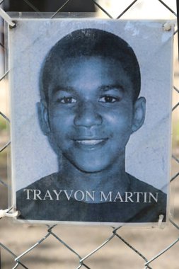 Columbus Ohio 1 Mayıs 2022 Kolomb şehir merkezi yakınlarındaki bir anıtta adaletsizlik, ırkçılık ve polis vahşetiyle yaşamlarını yitiren Afrikalı erkek ve kadınların sayısız fotoğraflarını gösteriyor..