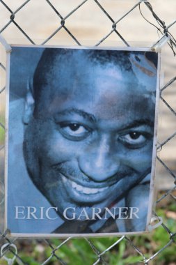 Columbus Ohio 1 Mayıs 2022 Kolomb şehir merkezi yakınlarındaki bir anıtta adaletsizlik, ırkçılık ve polis vahşetiyle yaşamlarını yitiren Afrikalı erkek ve kadınların sayısız fotoğraflarını gösteriyor..