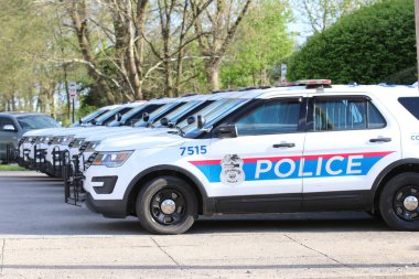 Columbus Ohio 1 Mayıs 2022 Polis arabaları polis merkezinin önüne dizildi.. 