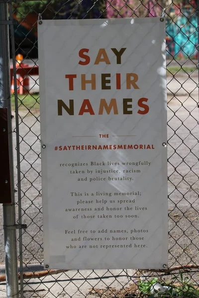 Columbus Ohio 1 Mayıs 2022 Kolomb şehir merkezi yakınlarındaki bir anıtta adaletsizlik, ırkçılık ve polis vahşetiyle yaşamlarını yitiren Afrikalı erkek ve kadınların sayısız fotoğraflarını gösteriyor..
