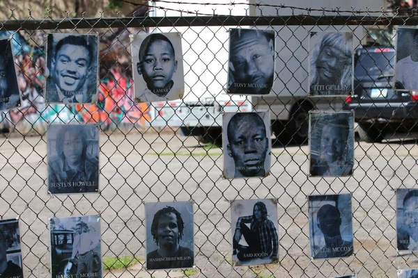 Columbus Ohio 1 Mayıs 2022 Kolomb şehir merkezi yakınlarındaki bir anıtta adaletsizlik, ırkçılık ve polis vahşetiyle yaşamlarını yitiren Afrikalı erkek ve kadınların sayısız fotoğraflarını gösteriyor..