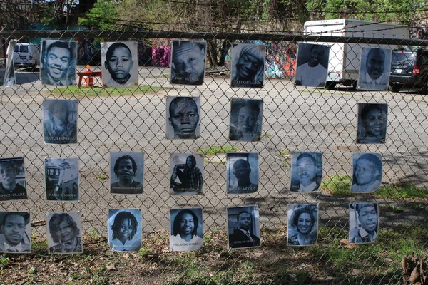 Columbus Ohio 1 Mayıs 2022 Kolomb şehir merkezi yakınlarındaki bir anıtta adaletsizlik, ırkçılık ve polis vahşetiyle yaşamlarını yitiren Afrikalı erkek ve kadınların sayısız fotoğraflarını gösteriyor..