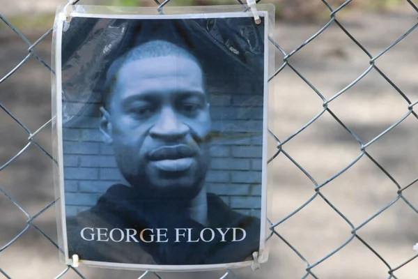 Columbus Ohio 1 Mayıs 2022 Kolomb şehir merkezi yakınlarındaki bir anıtta adaletsizlik, ırkçılık ve polis vahşetiyle yaşamlarını yitiren Afrikalı erkek ve kadınların sayısız fotoğraflarını gösteriyor..