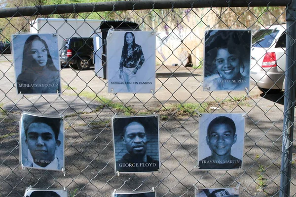 Columbus Ohio 1 Mayıs 2022 Kolomb şehir merkezi yakınlarındaki bir anıtta adaletsizlik, ırkçılık ve polis vahşetiyle yaşamlarını yitiren Afrikalı erkek ve kadınların sayısız fotoğraflarını gösteriyor..