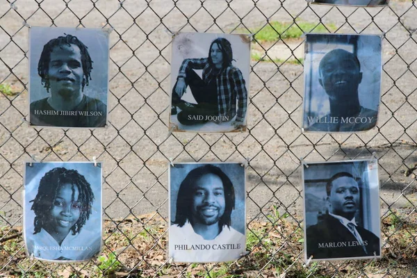 Columbus Ohio 1 Mayıs 2022 Kolomb şehir merkezi yakınlarındaki bir anıtta adaletsizlik, ırkçılık ve polis vahşetiyle yaşamlarını yitiren Afrikalı erkek ve kadınların sayısız fotoğraflarını gösteriyor..