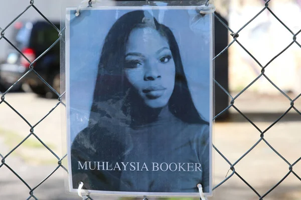 Columbus Ohio 1 Mayıs 2022 Kolomb şehir merkezi yakınlarındaki bir anıtta adaletsizlik, ırkçılık ve polis vahşetiyle yaşamlarını yitiren Afrikalı erkek ve kadınların sayısız fotoğraflarını gösteriyor..