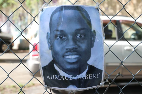 Columbus Ohio 1 Mayıs 2022 Kolomb şehir merkezi yakınlarındaki bir anıtta adaletsizlik, ırkçılık ve polis vahşetiyle yaşamlarını yitiren Afrikalı erkek ve kadınların sayısız fotoğraflarını gösteriyor..