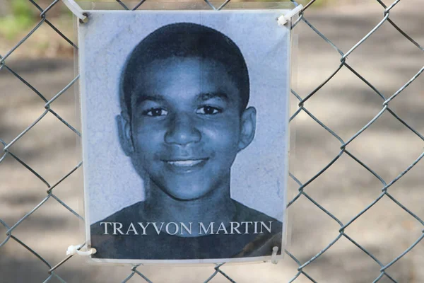 Columbus Ohio 1 Mayıs 2022 Kolomb şehir merkezi yakınlarındaki bir anıtta adaletsizlik, ırkçılık ve polis vahşetiyle yaşamlarını yitiren Afrikalı erkek ve kadınların sayısız fotoğraflarını gösteriyor..