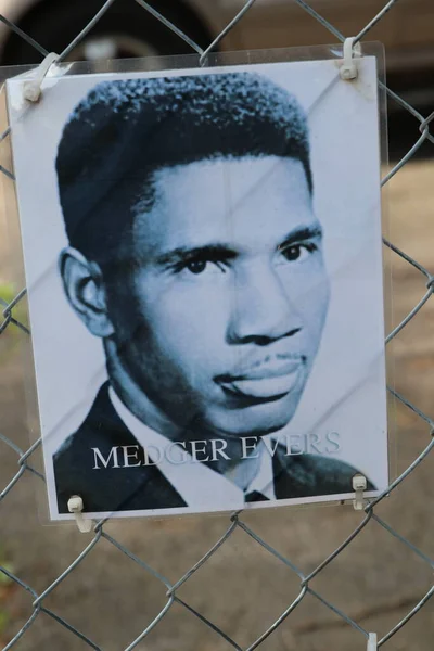 Columbus Ohio 1 Mayıs 2022 Kolomb şehir merkezi yakınlarındaki bir anıtta adaletsizlik, ırkçılık ve polis vahşetiyle yaşamlarını yitiren Afrikalı erkek ve kadınların sayısız fotoğraflarını gösteriyor..