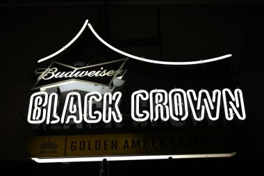 Nashville Tenn. 15 Şubat 2020 Broadway gece hayatı bölgesi, şehir merkezindeki Nashville 'de geniş bir bar, bar ve restarhalaları var. Özellikleri: Budweiser Black Crown Bira tabelası.