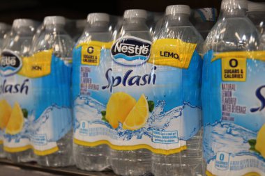 Columbus, Ohio-ABD 27 Haziran 2019: Nestle Lemon Splash suyu yerel bir süpermarketin içecek koridorunda sergilendi.