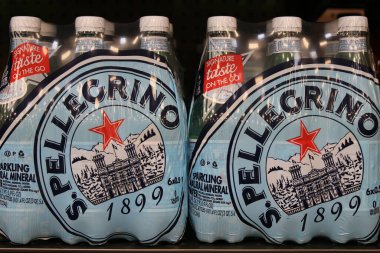 Columbus, Ohio-ABD 27 Haziran 2019: Pellegrino suyu yerel bir süpermarketin içecek reyonunda sergilendi.