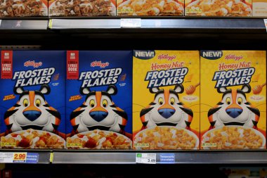 Columbus, Ohio-ABD 27 Haziran 2019: Yerel bir süpermarkette mısır gevreği reyonunda çeşitli Frosted Flakes sergilendi.