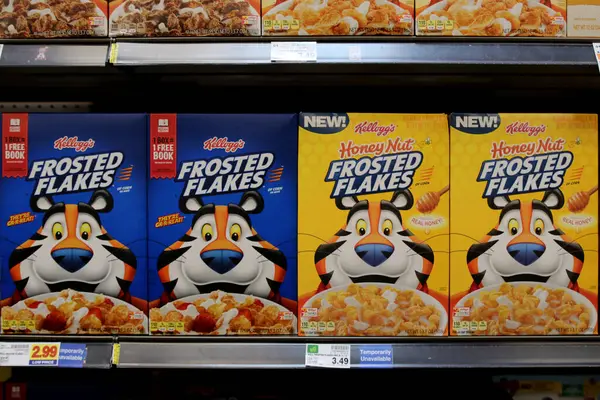 Columbus, Ohio-ABD 27 Haziran 2019: Yerel bir süpermarkette mısır gevreği reyonunda çeşitli Frosted Flakes sergilendi.