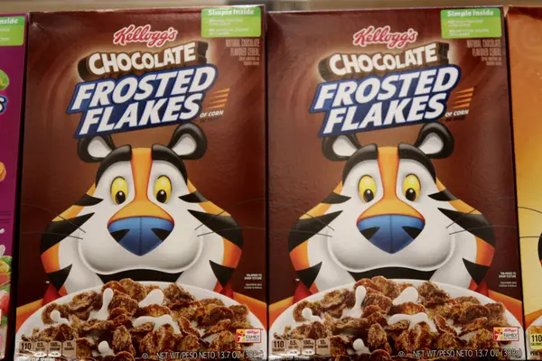 Columbus, Ohio-ABD 27 Haziran 2019: Kellogg Çikolatalı Gevrek Gevreği yerel bir süpermarketin mısır gevreği reyonunda sergilendi.