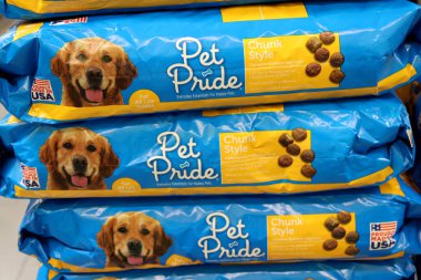 Columbus, OH-USA 27 Haziran 2019: Evcil hayvan gururu kuru köpek maması ürünleri yerel süpermarketin evcil hayvan gıda reyonunda sergilendi.