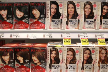 Columbus, Ohio / ABD 30 Mart 2019: Walmart ülkedeki en büyük tüketici perakende zinciri. Ekranda saç boyama ürünleri.