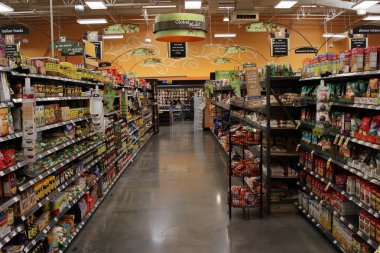 Los Angeles CA 11 Eylül 2023. Market koridoru gıda ürünleriyle dolu..