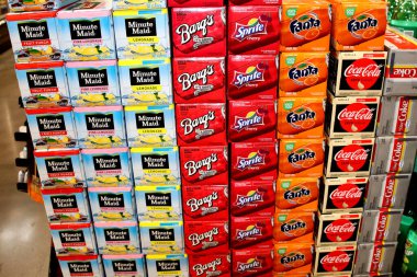 Columbus, OH-USA 27 Haziran 2019: Dr. Pepper soda yerel süpermarketteki içecek ve soda reyonunda sergileniyor.