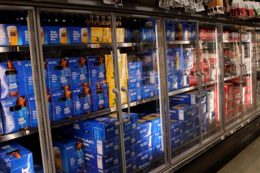 Columbus Ohio 22 Mayıs 2022 Yerel bakkalda Soğuk Bira Dondurucusu.