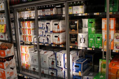 Columbus Ohio 22 Mayıs 2022 Yerel bakkalda Soğuk Bira Dondurucusu.