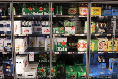 Columbus Ohio 22 Mayıs 2022 Yerel bakkalda Soğuk Bira Dondurucusu.