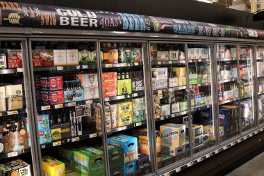 Columbus Ohio 22 Mayıs 2022 Yerel bakkalda Soğuk Bira Dondurucusu.