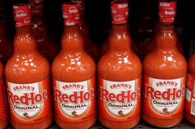 Columbus Ohio 21 Nisan 2025 Franks Red Hot Sauce yerel bakkalların raflarında sergilendi.