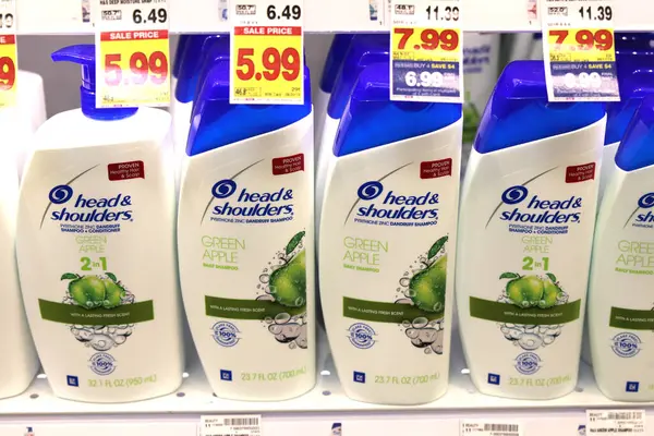 Columbus Ohio 15 Haziran 2025 Yerel bakkal rafında kafa ve omuz şampuanı.