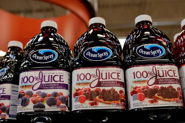Columbus Ohio 25 Haziran 2023 Okyanus Spreyi Kızılcık Nar Suyu yerel bakkallarda raflarda.
