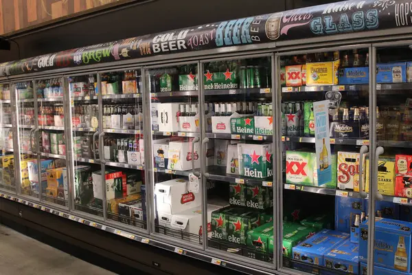 Columbus Ohio 22 Mayıs 2022 Yerel bakkalda Soğuk Bira Dondurucusu.