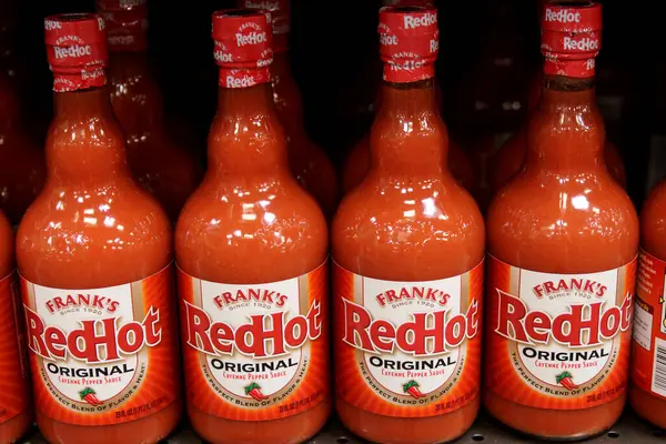 Columbus Ohio 21 Nisan 2025 Franks Red Hot Sauce yerel bakkalların raflarında sergilendi.