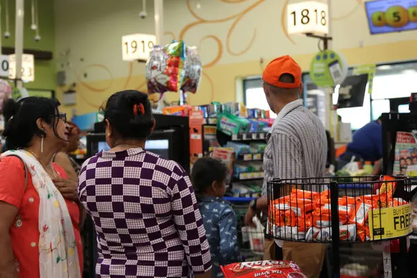 Columbus, Ohio ABD 30 Mart 2019 Tüketiciler market alışverişlerini ödemek için kuyrukta bekliyorlar.