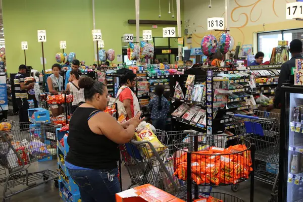 Columbus, Ohio ABD 30 Mart 2019 Tüketiciler market alışverişlerini ödemek için kuyrukta bekliyorlar.