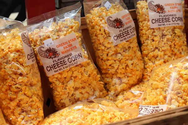 Columbus, Ohio 5 Mayıs 2023 Smith Çiftlik Pazarı ve Fırında peynir aromalı patlamış mısır
