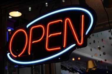 Nashville Tenn. 15 Şubat 2020 Broadway gece hayatı bölgesi şehir merkezindeki Nashville 'de geniş bir bar, bar ve yenileyle dolu. Özellikleri: Açık neon işareti.