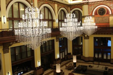 Nashville, Tenn. 15 Şubat 2020: Tarihi Union İstasyonu Oteli 'nin lobisinde güzel kristal avizeler asılı..