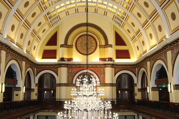 Nashville, Tenn. 15 Şubat 2020: Tarihi Union İstasyonu Oteli 'nin lobisinde güzel kristal avizeler asılı..