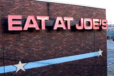 Nashville Tenn. 15 Şubat 2020 Broadway gece hayatı bölgesi Nashville şehir merkezinde geniş bir bar, bar ve restoran seçimi var. Özellikler: Joe 'nun Kulübesi