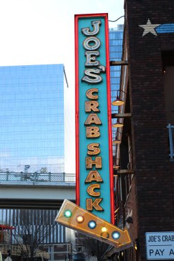 Nashville Tenn. 15 Şubat 2020 Broadway gece hayatı bölgesi Nashville şehir merkezinde geniş bir bar, bar ve restoran seçimi var. Özellikler: Joe 'nun Kulübesi