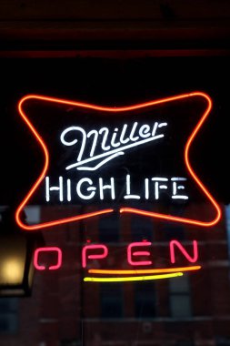 Nashville Tenn. 15 Şubat 2020 Broadway gece hayatı bölgesi şehir merkezindeki Nashville 'de geniş bir bar, bar ve yenileyle dolu. Miller High Life neon işareti.