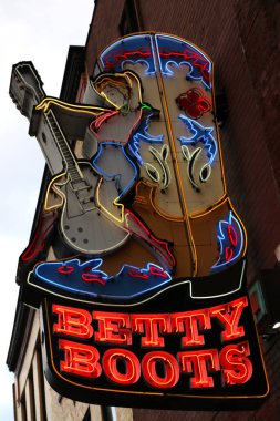 Nashville Tenn. 15 Şubat 2020 Broadway gece hayatı bölgesi Nashville şehir merkezinde geniş bir bar, bar ve restoran seçimi var. Özellikli: Betty Boots