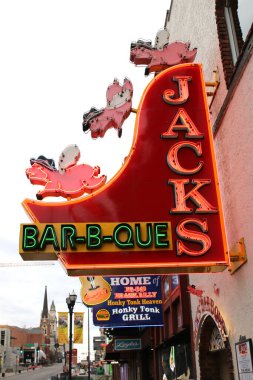 Nashville Tenn. 15 Şubat 2020 Broadway gece hayatı bölgesi Nashville şehir merkezinde geniş bir bar, bar ve restoran seçimi var. Özellikler: Jacks Barbekü Broadway 'de.